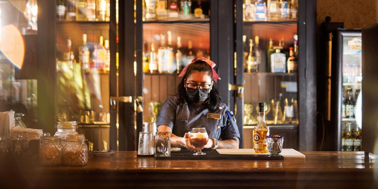 ホテル レアル デ ミナス サン・ミゲル・デ・アジェンデ エクステリア 写真 A bartender at work